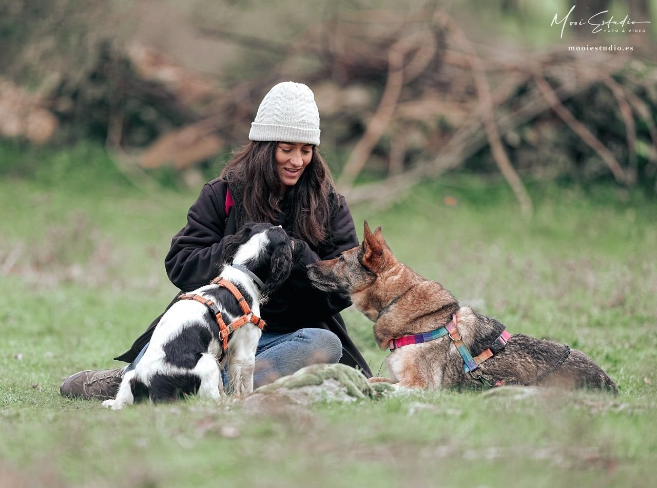 Elena con sus dos perros de trabajo